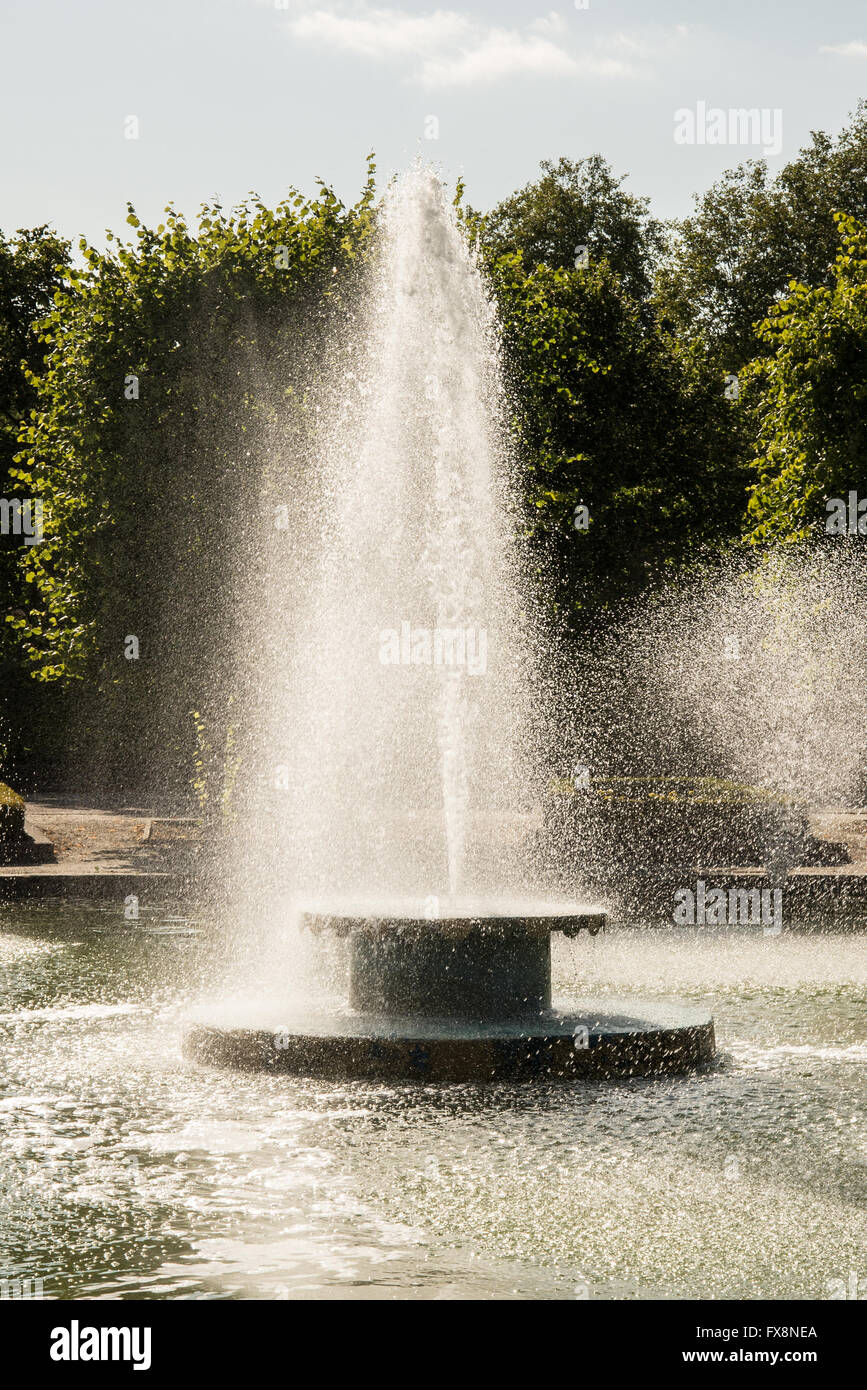 Dekorative Brunnen Anzeige erstellen Wasser spritzt in einem Teich. Stockfoto