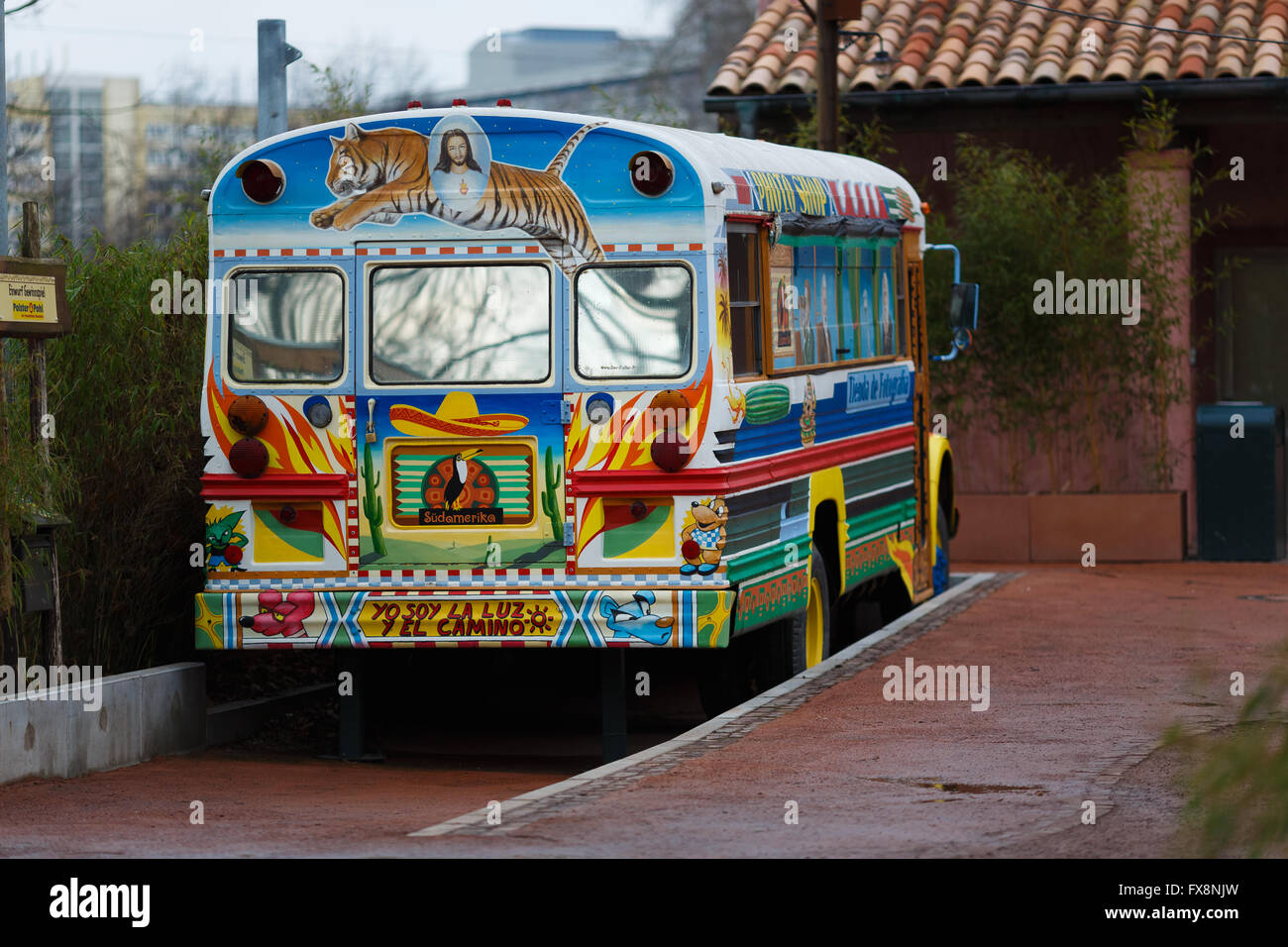 Blick auf den bunt bemalten Bus im Eingang des Leipziger Zoos in der Winterzeit Stockfoto