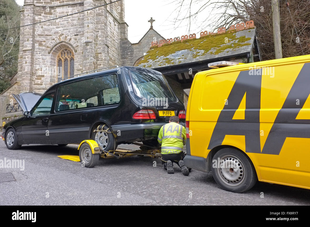 Ein AA Aufschlüsselung Fahrzeug entfernt einen Leichenwagen schleppen wird vorbereitet Stockfoto