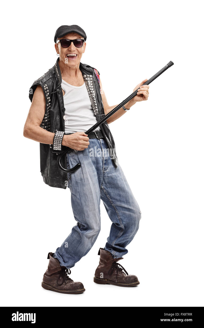 In voller Länge Portrait von einem senior Punkrocker vorgibt, Gitarre zu spielen, auf seinen Stock isoliert auf weißem Hintergrund Stockfoto