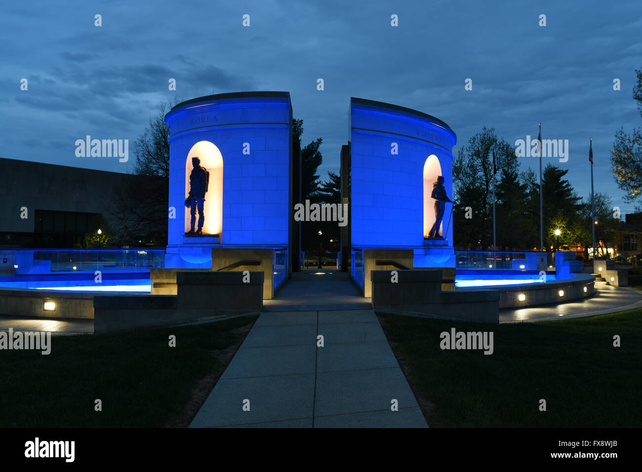 USA West Virginia WV Charleston Zustand Capitol Veterans Memorial Erster Weltkrieg und II Koreanisch Vietnam Nacht Stockfoto