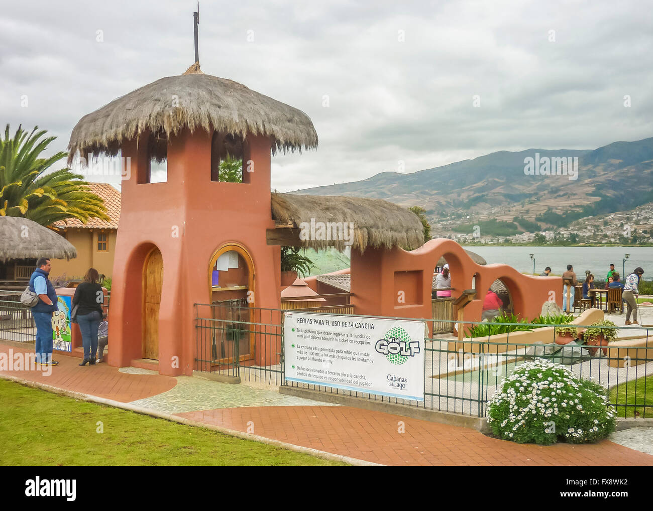 IMBABURA, ECUADOR - Oktober-2015 - Minigolf mit Gartendekoration am Seeufer in touristischen Lage am San Pablo See, Imba Stockfoto
