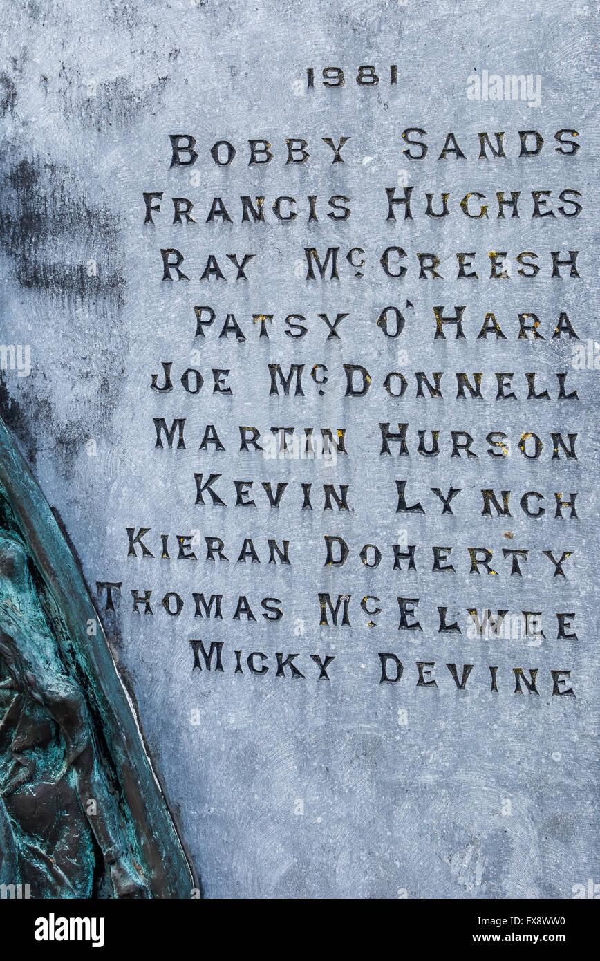 Die Namen von 1981 irischen Hungerstreikenden verstorbene Long Kesh Gefängnis im Jahr 1981 auf einem Gedenksteine in Glasnevin eingeschrieben. Stockfoto
