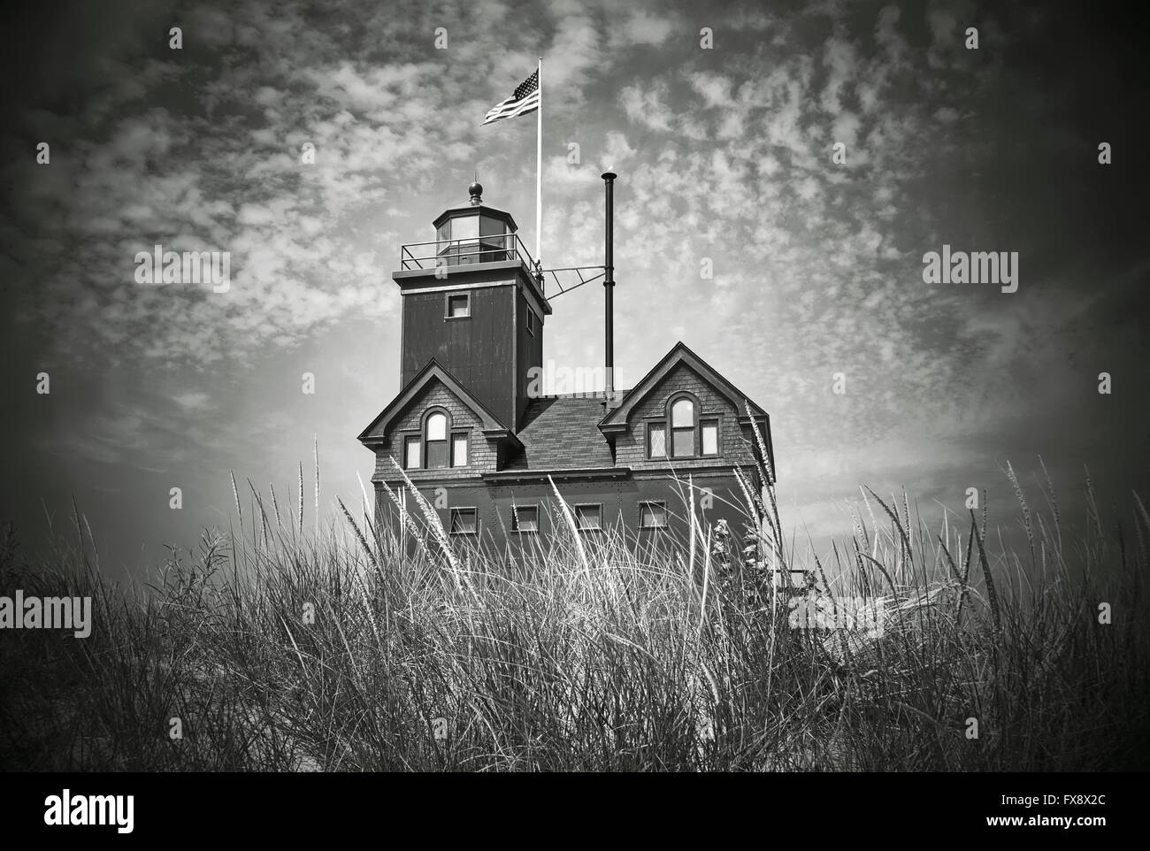 Leuchtturm im Dünengras in Holland, Michigan mit Vignette Rahmung. Stockfoto