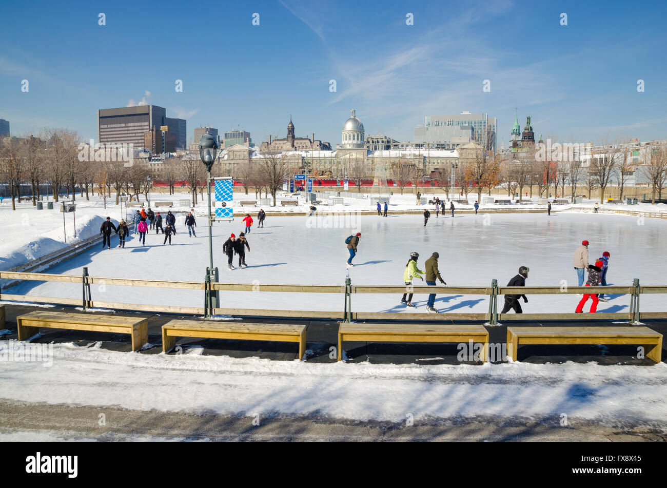 Montreal, Kanada - 5. Mars 2016: Leute Skaten im alten Hafen Ice Skating Rink Stockfoto