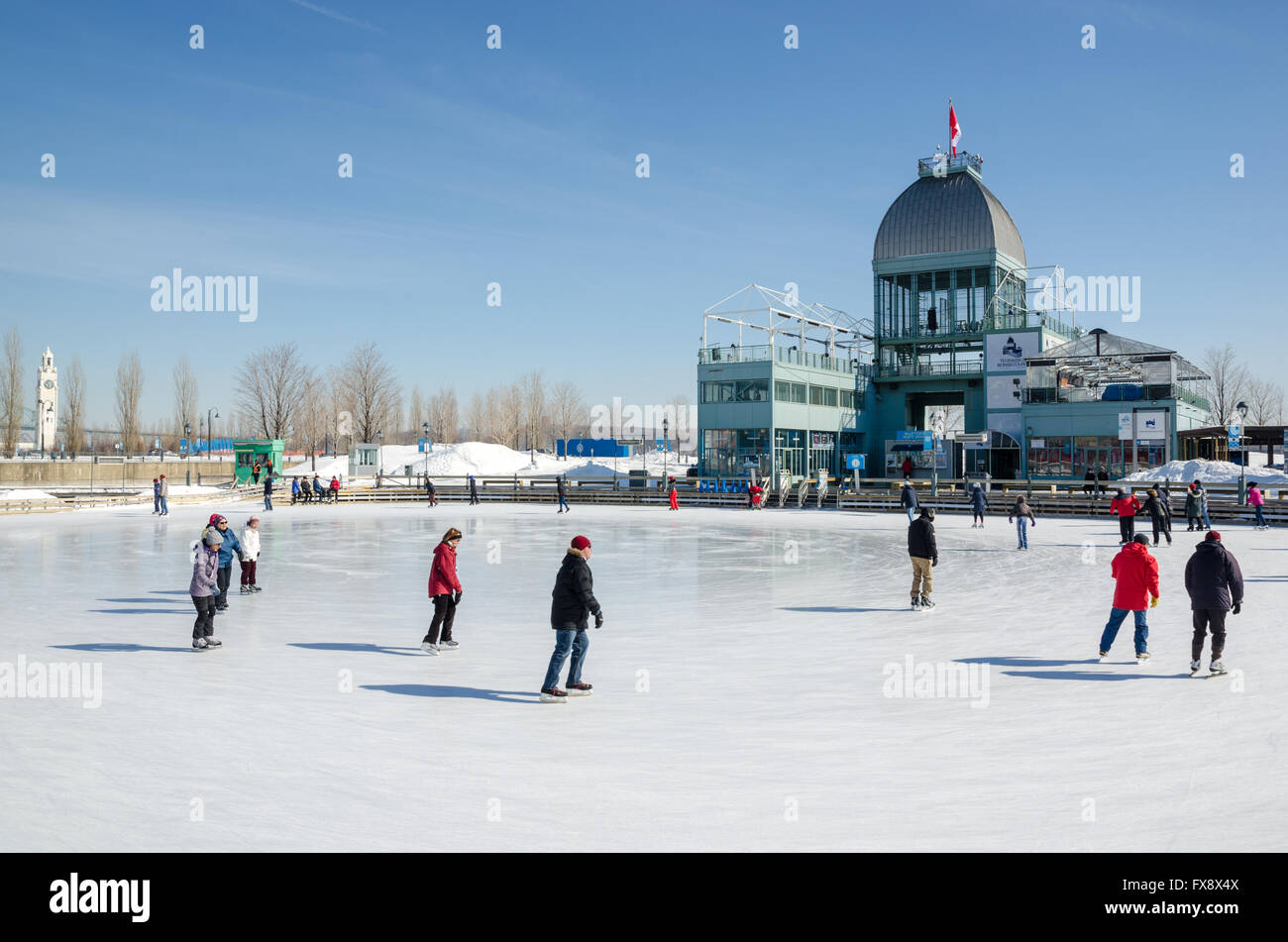 Montreal, Kanada - 5. Mars 2016: Leute Skaten im alten Hafen Ice Skating Rink Stockfoto