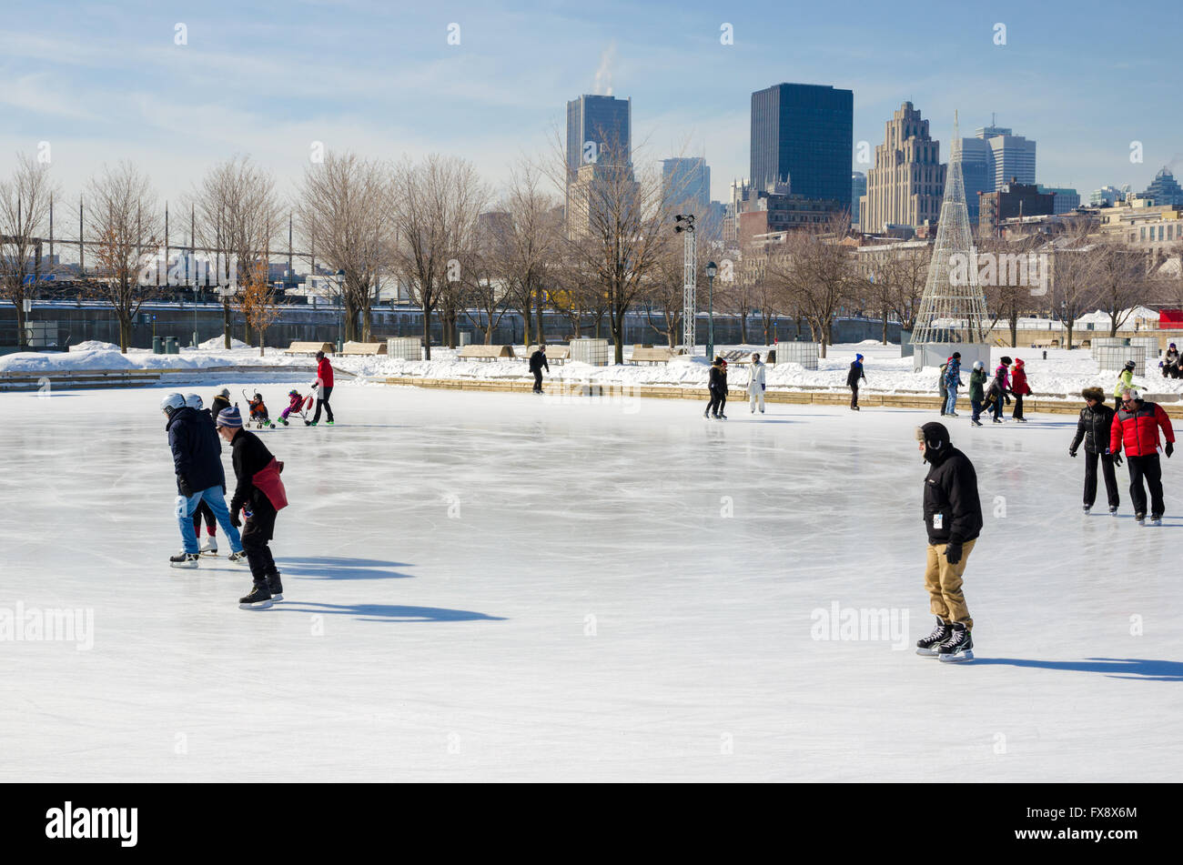 Montreal, Kanada - 5. Mars 2016: Leute Skaten im alten Hafen Ice Skating Rink Stockfoto