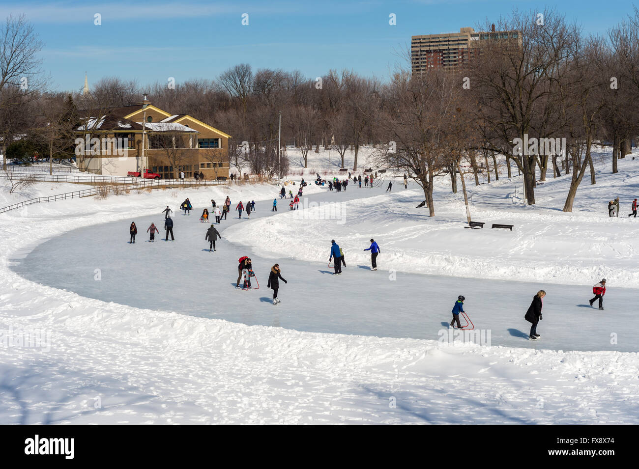 Montreal, Kanada - 5. Mars 2016: Leute Eiskunstlaufen Lafontaine Park Natureisbahn Stockfoto