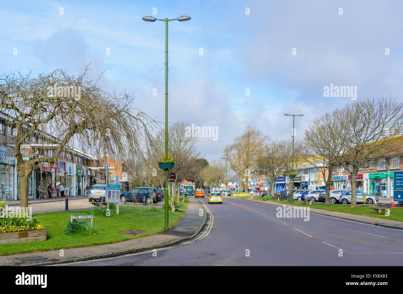 Wichtigsten Geschäfte entlang der Straße in Rustington, West Sussex, England, UK. Stockfoto