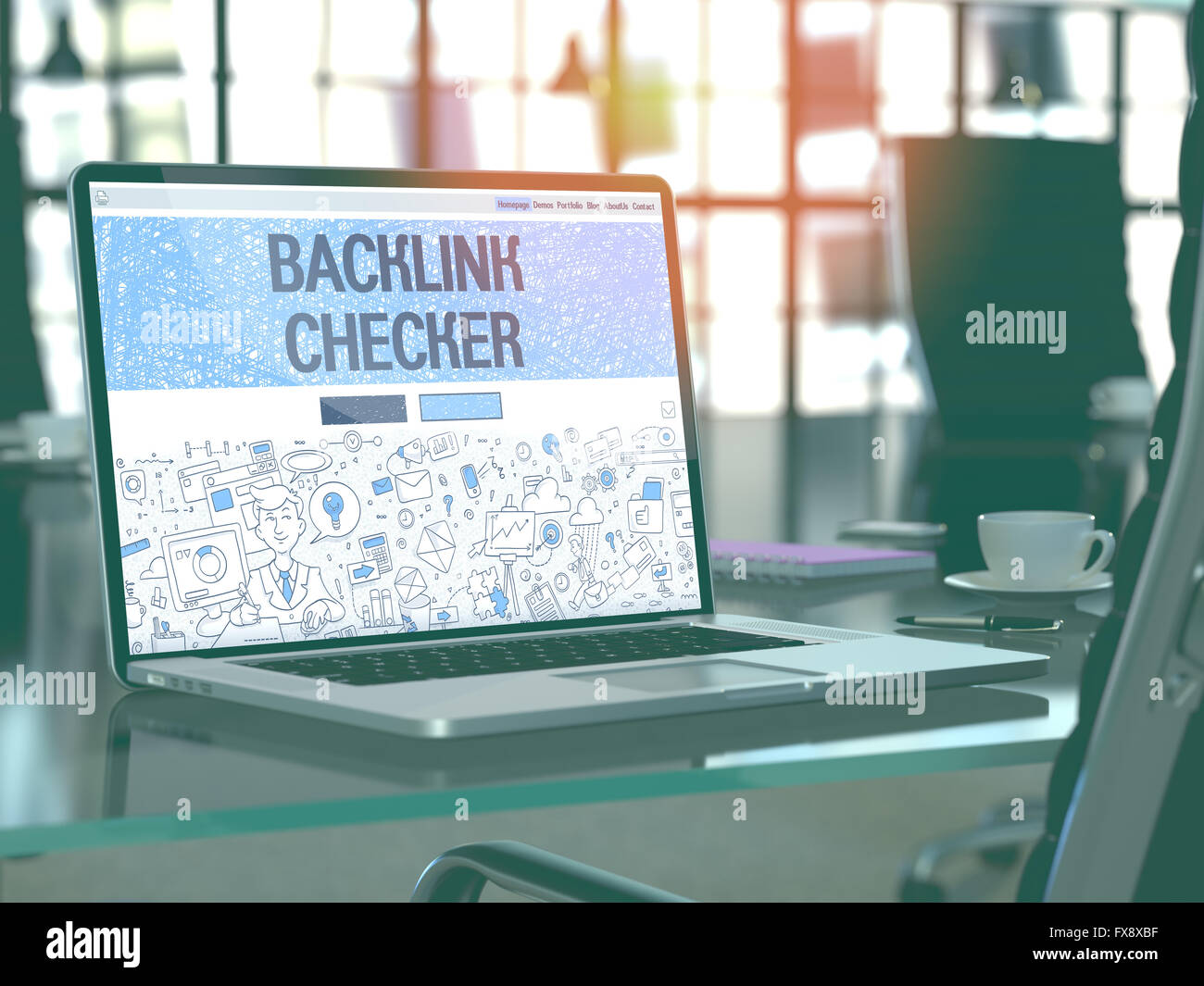 Backlink-Checker auf Laptop im modernen Arbeitsplatz Hintergrund. Stockfoto