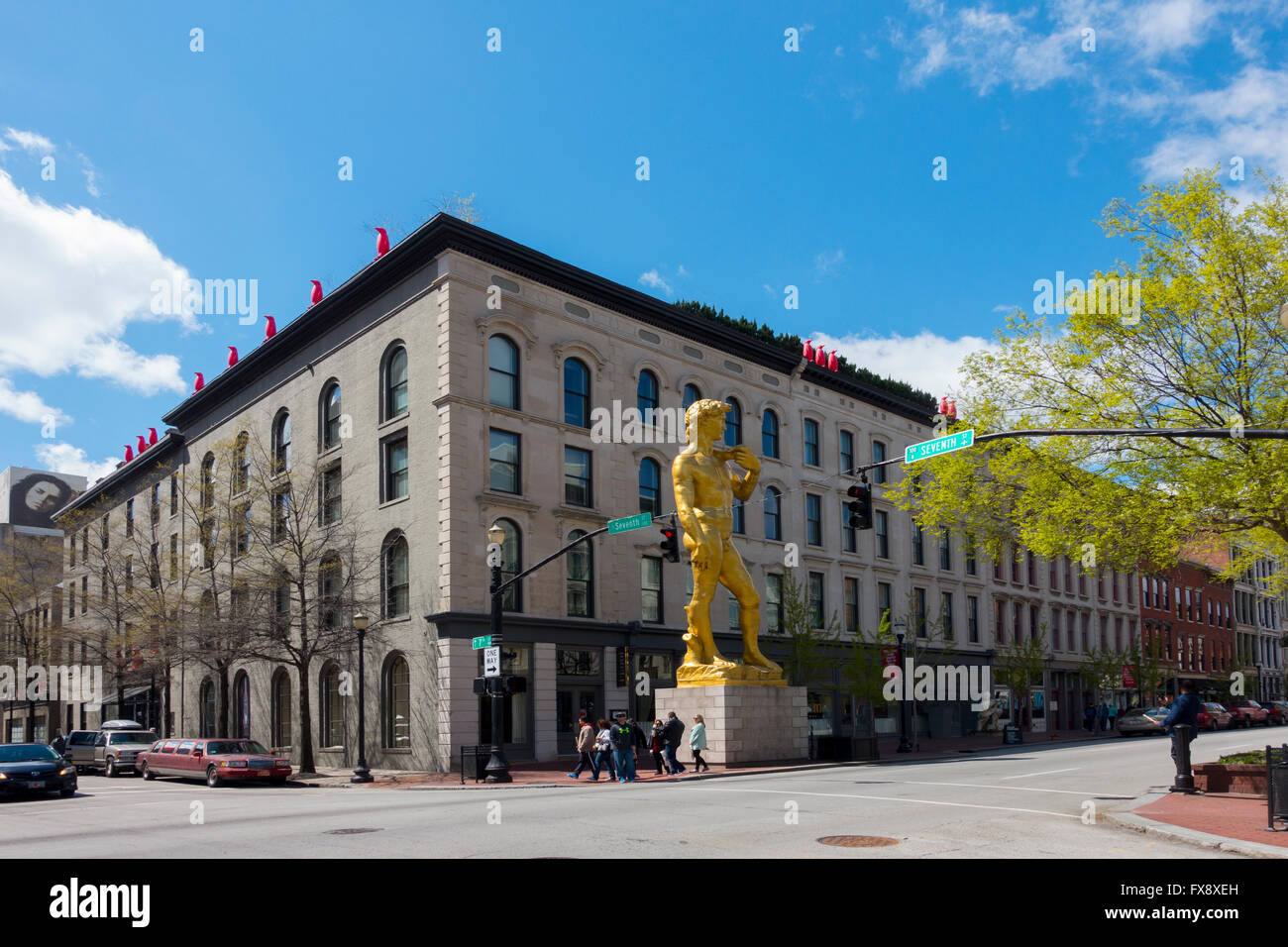 USA Kentucky KY The 21 Hotel in Louisville und Kunstmuseum mit einer gold Replik der Statue des David außerhalb der Innenstadt Stockfoto