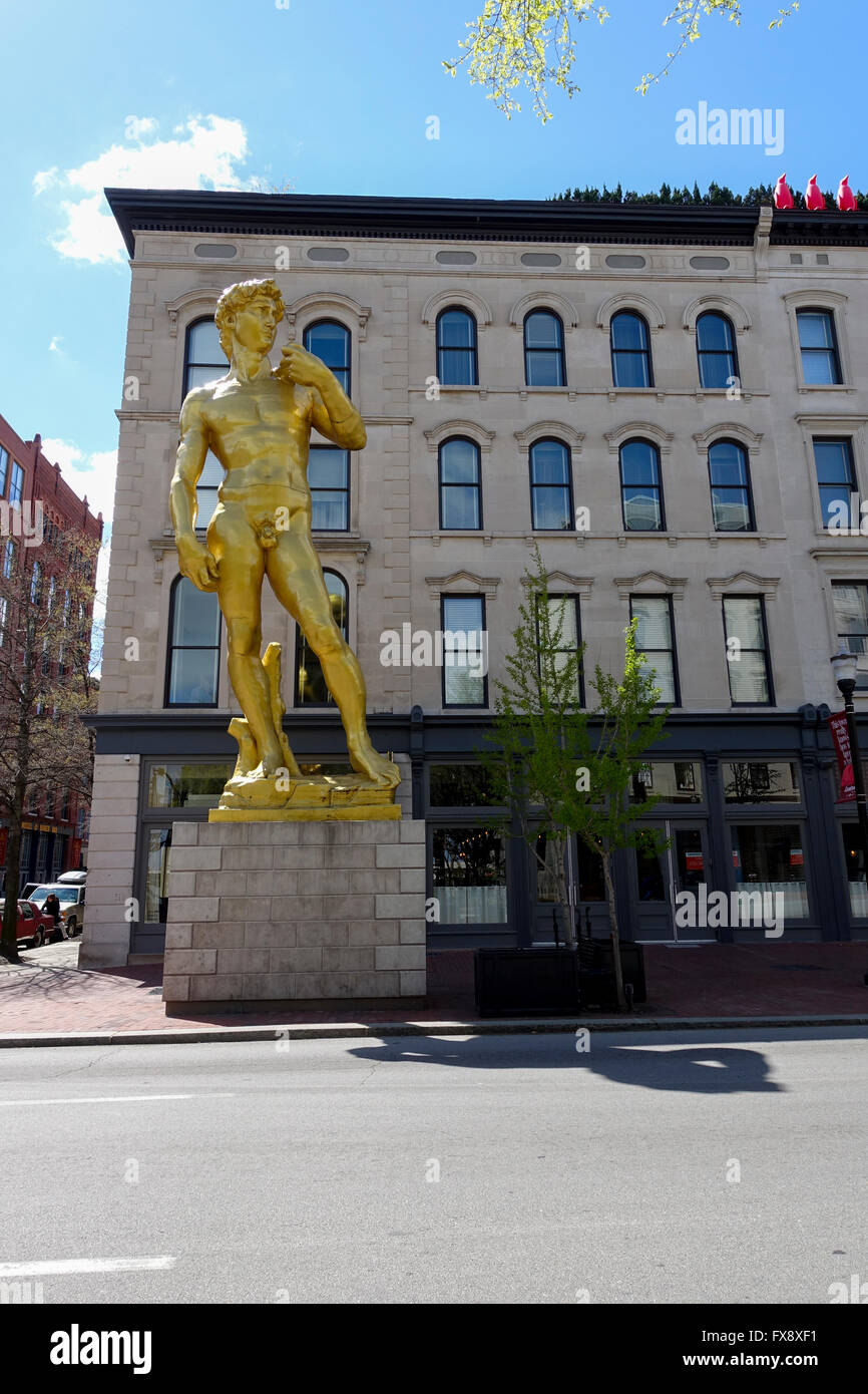 USA Kentucky KY The 21 Hotel in Louisville und Kunstmuseum mit einer gold Replik der Statue des David außerhalb der Innenstadt Stockfoto