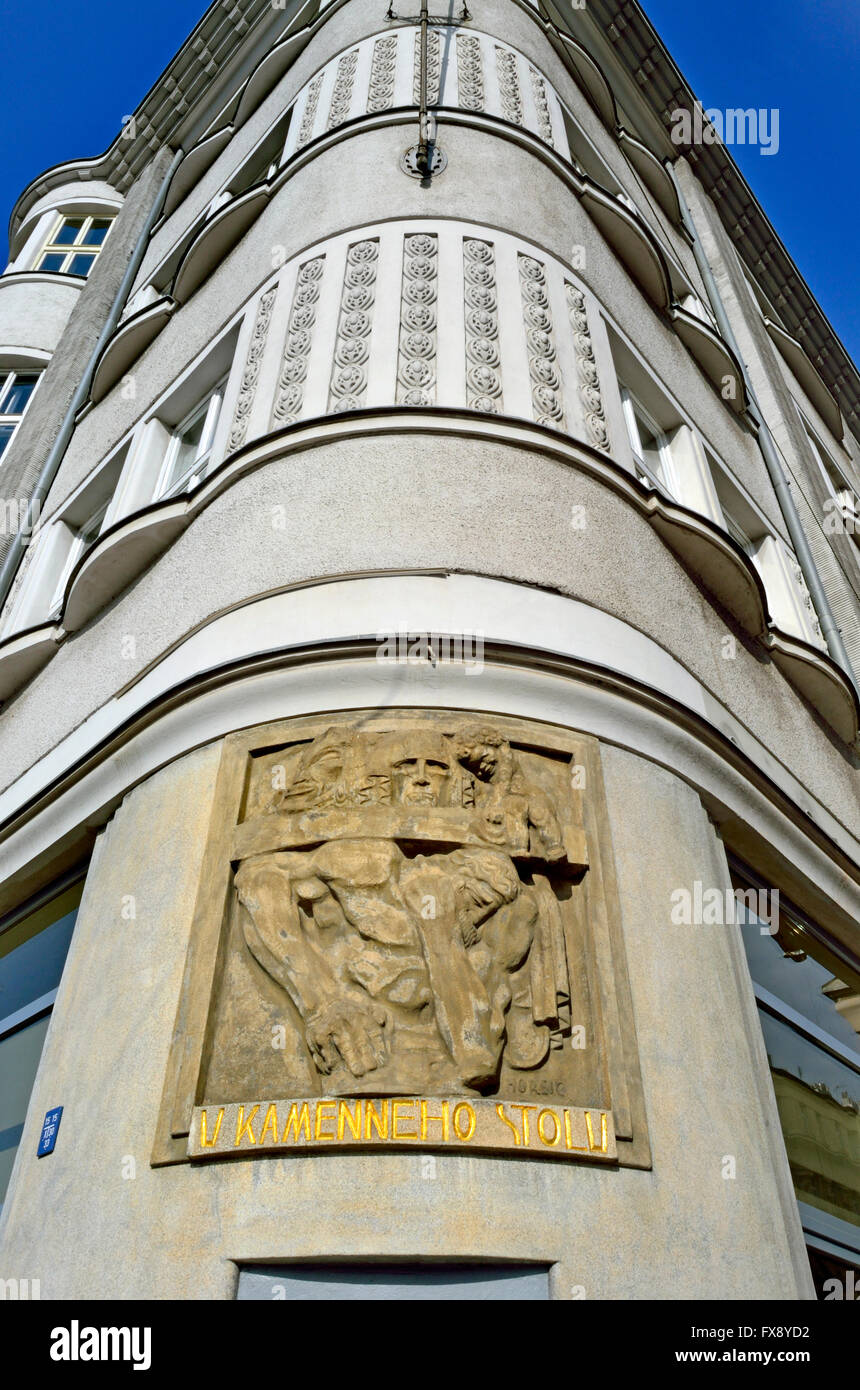 Prag, Tschechische Republik. Karlovo Namesti (Karlsplatz). U Kamenneho Stolu (The Stone Tisch) Gebäude an der Ecke mit Jecna Stockfoto