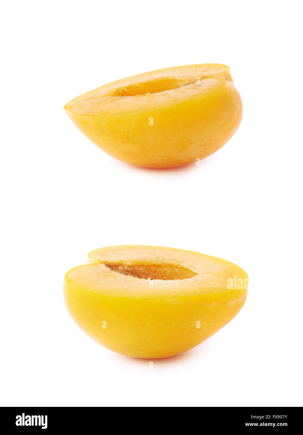 Schneiden Sie offene Pflaume Hälfte isoliert Stockfoto