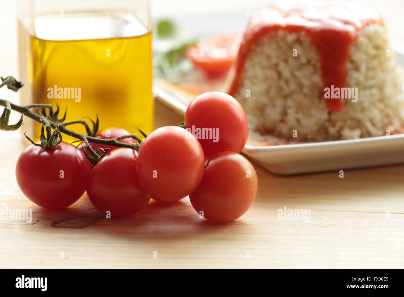 Cherrys Tomaten mit Arroz a la Cubana im Hintergrund Stockfoto