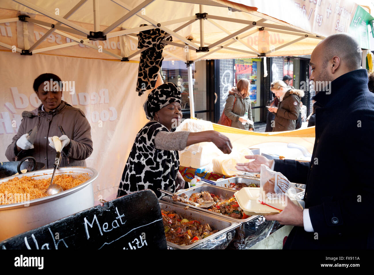 Menschen kaufen Lebensmittel, Brick Lane Sonntag gehobenen, Brick Lane, Spitalfields, East End, London UK Stockfoto