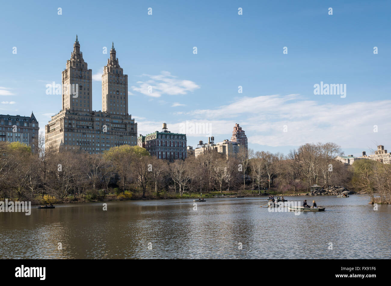 Blick über den See im Central Park, New York, auf die beiden Türme des The San Remo und Central Park West Stockfoto
