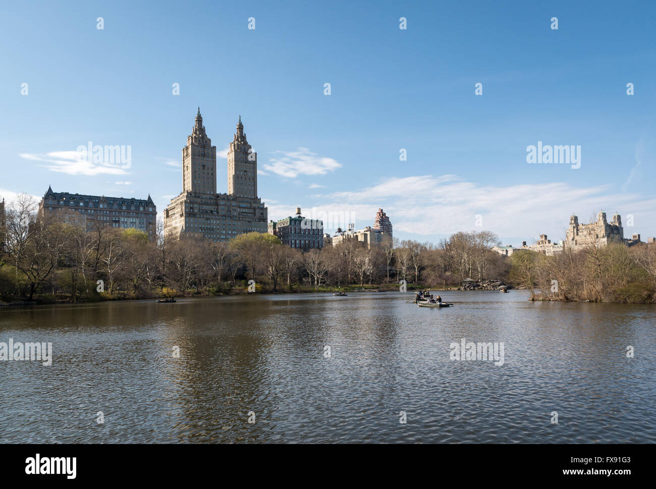 Blick über den See im Central Park, New York, auf die beiden Türme des The San Remo und Central Park West Stockfoto
