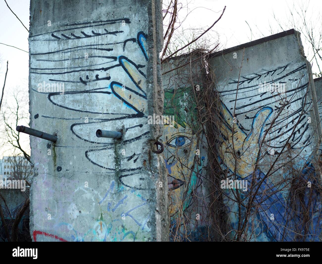 Alte Teile der Wand mit Graffiti an es sind bei der Gedenkstätte Berliner Mauer in Berlin am Bernauer Straße am 30. Dezember 2015 sehen. Künstler malten oft Protest Bilder auf der Westseite der Berliner Mauer. Foto: Wolfram Steinberg/dpa Stockfoto