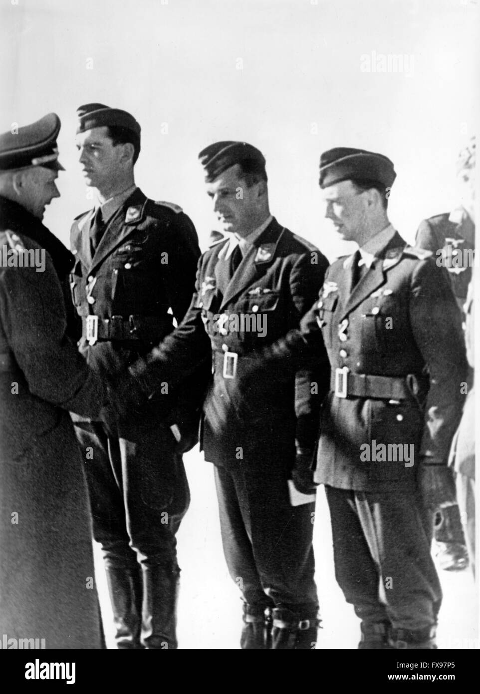 Das Bild der Nazi-Propaganda zeigt den deutschen Oberst Wolfram von Richthofen (L) während einer Preisverleihung für Piloten eines kroatischen Geschwaders der deutschen Wehrmacht an der Ostfront. Das Foto wurde im März 1942 aufgenommen. Fotoarchiv für Zeitgeschichte Archive - OHNE ÜBERWEISUNG - Stockfoto