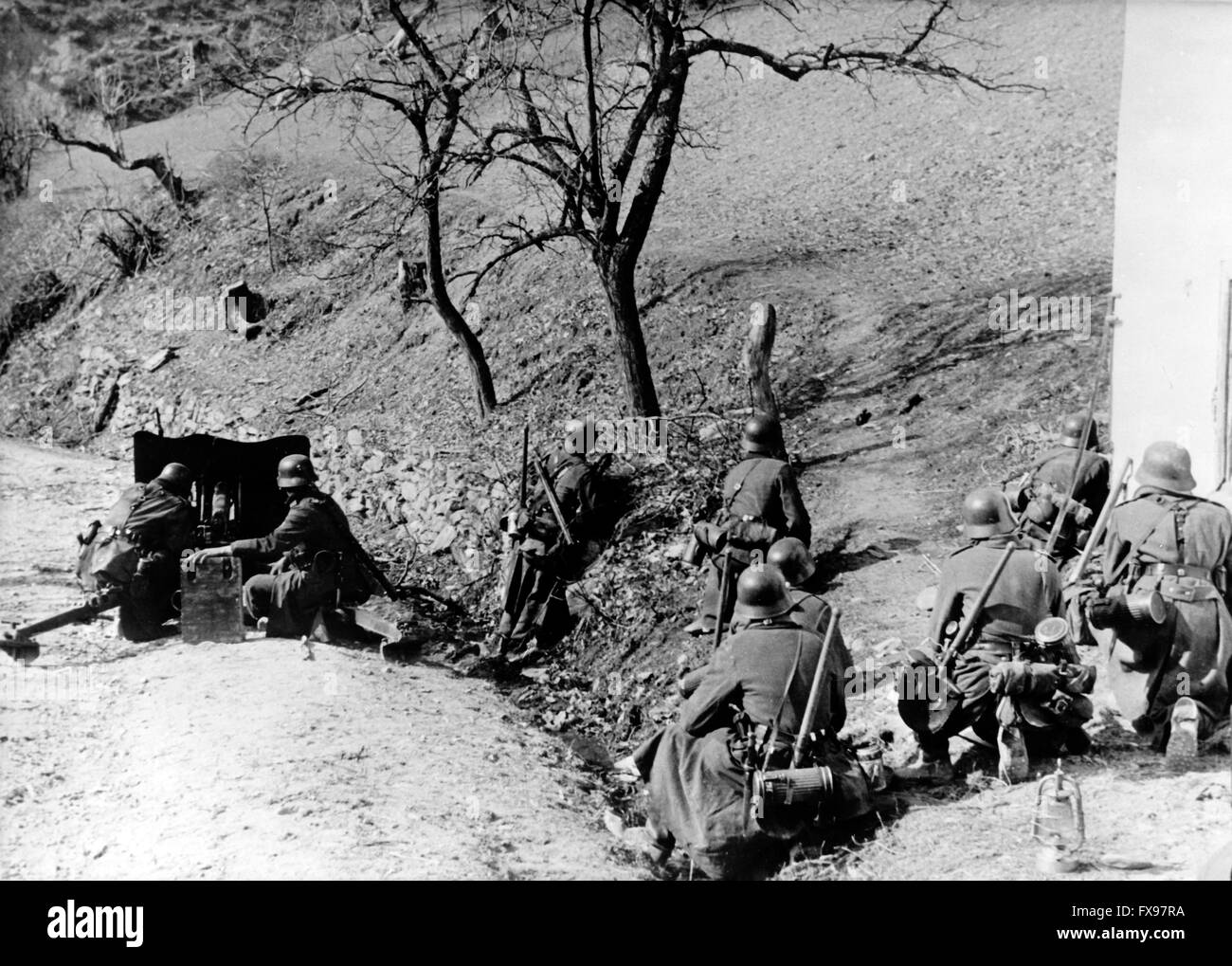 Das Nazi-Propagandafild zeigt Mitglieder der Waffen-SS während des Partisanenkampfs in Jugoslawien im Juni 1943. Fotoarchiv für Zeitgeschichtee OHNE ÜBERWEISUNG - Stockfoto