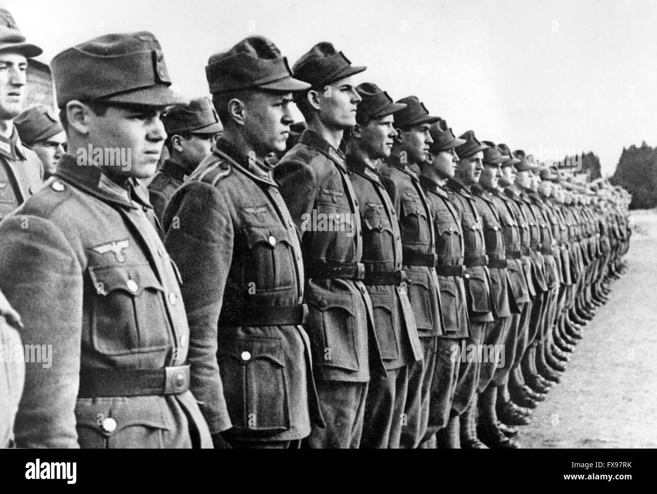 Das Bild der Nazi-Propaganda zeigt kroatische Freiwillige in der Ausbildung für die deutsche Wehrmacht. Das Foto wurde im Januar 1942 aufgenommen. Standort unbekannt. Fotoarchiv für Zeitgeschichtee - KEINE ÜBERWEISUNG - Stockfoto