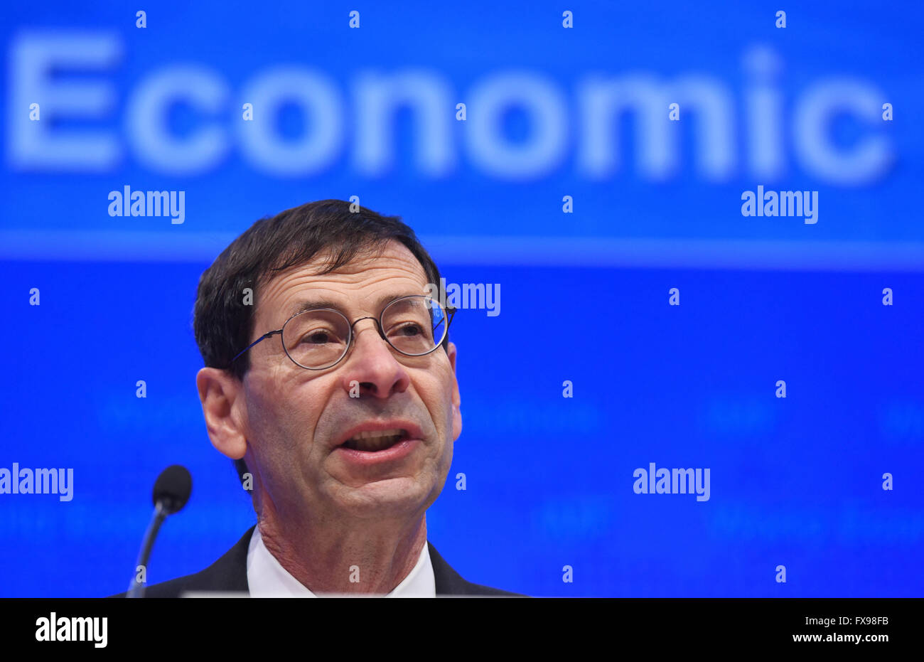 Washington, DC, USA. 12. April 2016. Maurice Obstfeld, Chefökonom beim Internationalen Währungsfonds (IWF), spricht auf der Pressekonferenz am World Economic Outlook im IMF-Hauptquartier in Washington, DC, USA, 12. April 2016. IMF am Dienstag senkte seine Prognose für das globale Wachstum im Jahr 2016 auf 3,2 Prozent sagen, dass die Weltwirtschaft in einem schleppenden Tempo wächst, die Risiken die Weltwirtschaft stärker exponiert überlässt. Bildnachweis: Yin Bogu/Xinhua/Alamy Live-Nachrichten Stockfoto