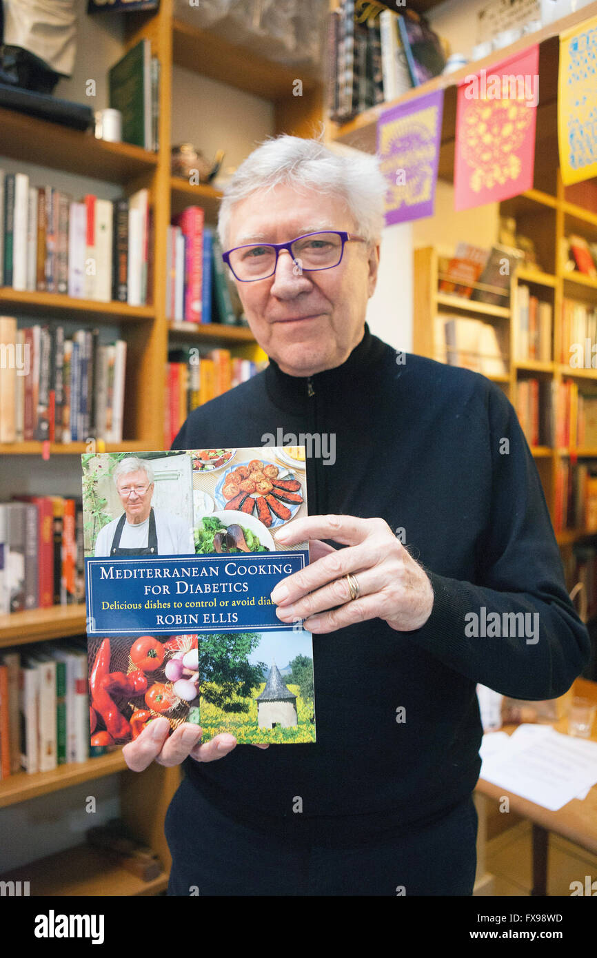 London, UK. 12. April 2016. Robin Ellis, Ross Poldark in der ursprünglichen tv-Serie von Poldark mit seinem Buch Mittelmeer kochen für Diabetiker Credit: Ilpo Musto/Alamy Live-Nachrichten Stockfoto