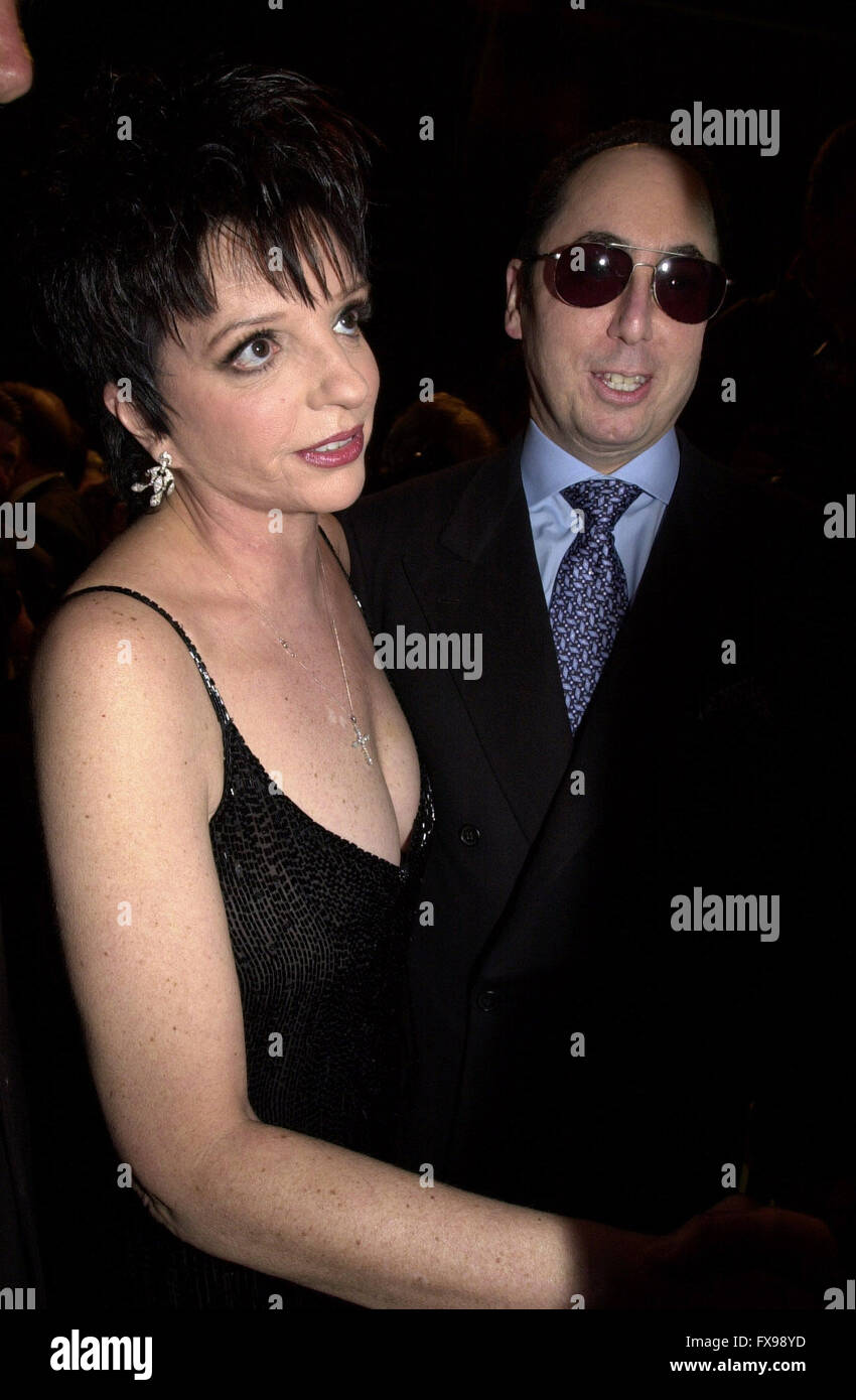 Datei-PICS: 12. April 2016. Entertainer, Produzent und Reality-TV star DAVID GEST (11. Mai 1953 - 12. April 2016) im Four Seasons Hotel in Canary Wharf in London gestorben. Gest Celebrity Big Brother im Januar erschien aber aus medizinischen Gründen das Haus verlassen. Gest, L. Minnelli aus 2002 / 03, verheiratet war, aber sie nur offiziell geschieden, im Jahr 2007. Er war auch bekannt als ein enger Freund des verstorbenen M. Jackson und produzierte Michael Jackson: 30th Anniversary Celebration Special. Im Bild: 2002 - Liza Minnelli.David Gest. Bildnachweis: ZUMA Press, Inc./Alamy Live-Nachrichten Stockfoto