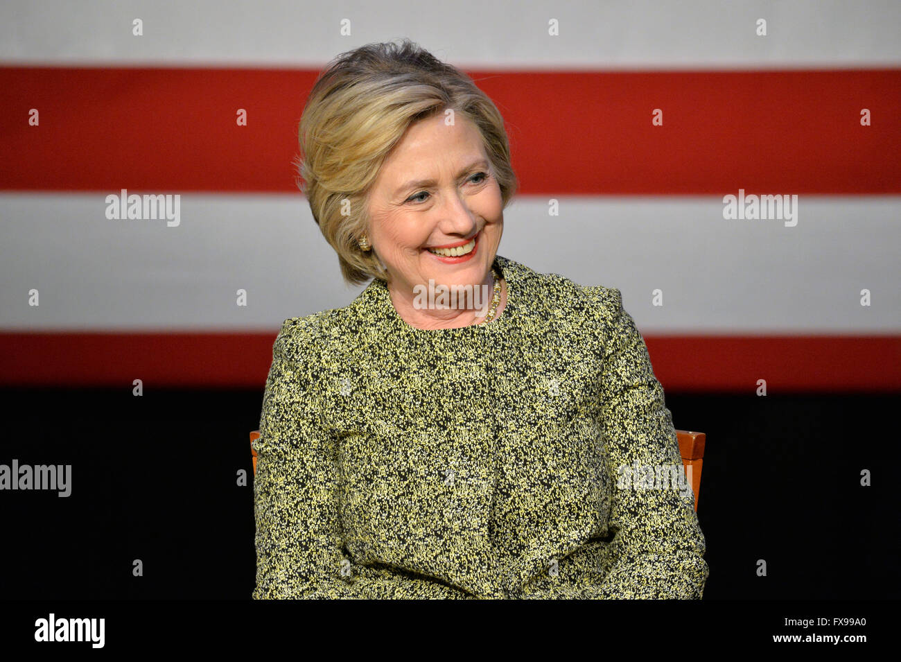 Port Washington, New York, USA. 11. April 2016. HILLARY CLINTON, führende primäre Präsidentschaftskandidat, hat eine Diskussion zur Pistole Gewaltprävention mit Rep S. Israel und Aktivisten, die Angehörige durch Shootings verloren. Die Aktivisten teilten ihre Geschichten von persönlichen Verlust und Hillary Clinton, der ehemalige Staatssekretär und US-Senator von New York, stärkere Waffe Gesetzgebung gefordert und schwor, auf die Waffenlobby NRA National Rifle Association. Bildnachweis: Ann E Parry/Alamy Live-Nachrichten Stockfoto