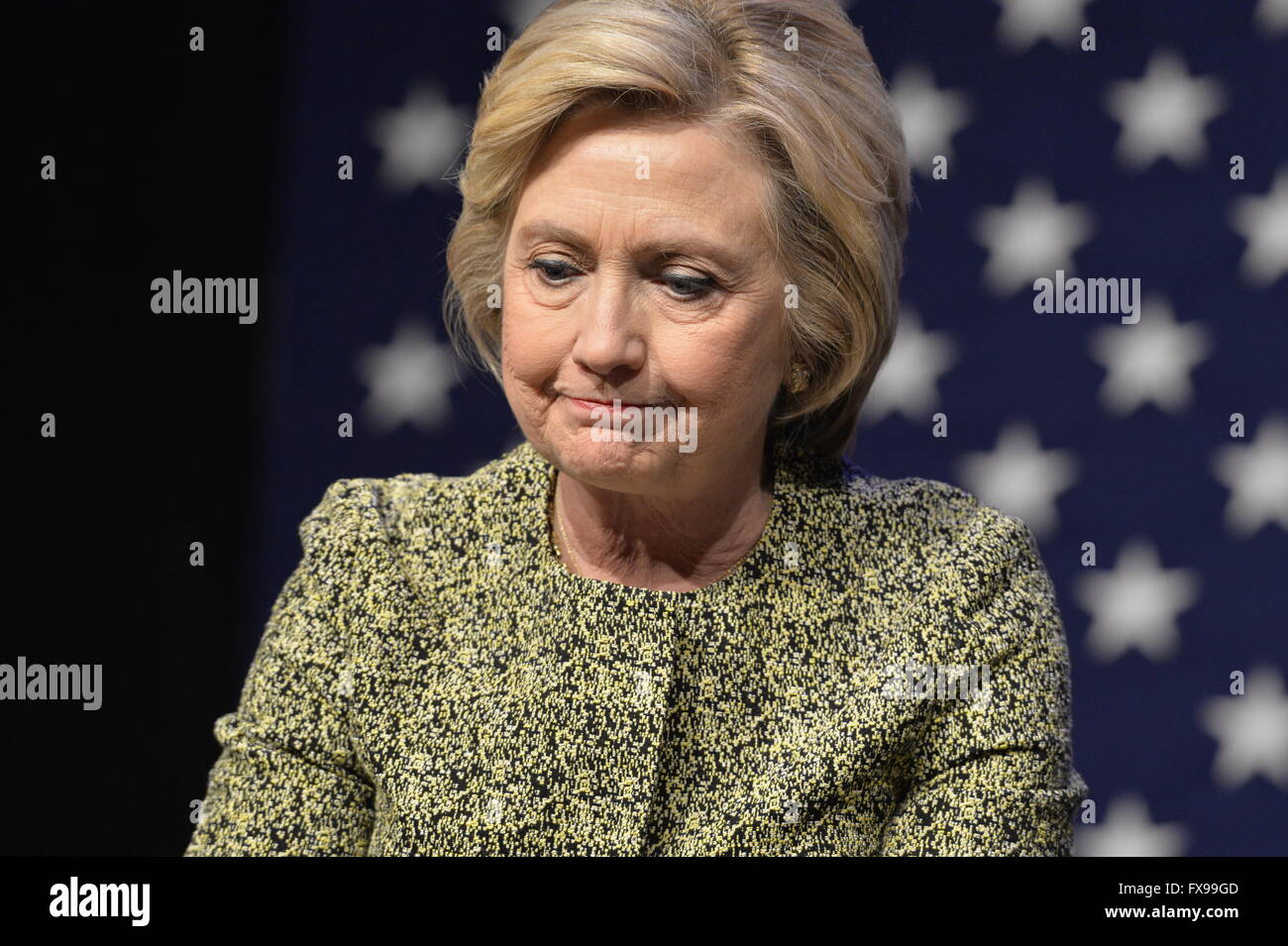 Port Washington, New York, USA. 11. April 2016. HILLARY CLINTON, führende primäre Präsidentschaftskandidat, spitzt ihre Lippen während einer Diskussion zur Pistole Gewaltprävention mit Rep S. Israel und Aktivisten, die Angehörige durch Shootings verloren. Die Aktivisten teilten ihre Geschichten von persönlichen Verlust und Hillary Clinton, der ehemalige Staatssekretär und US-Senator von New York, stärkere Waffe Gesetzgebung gefordert und schwor, auf die Waffenlobby NRA National Rifle Association. Bildnachweis: Ann E Parry/Alamy Live-Nachrichten Stockfoto