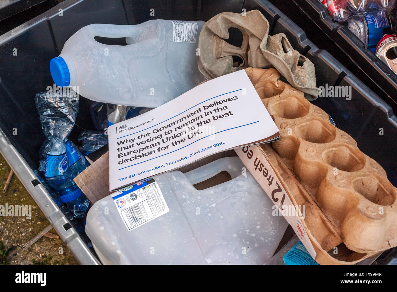 12. April 2016. Britische Regierung Broschüre über die Mitgliedschaft in der Europäischen Union stimmen im Papierkorb. Stockfoto