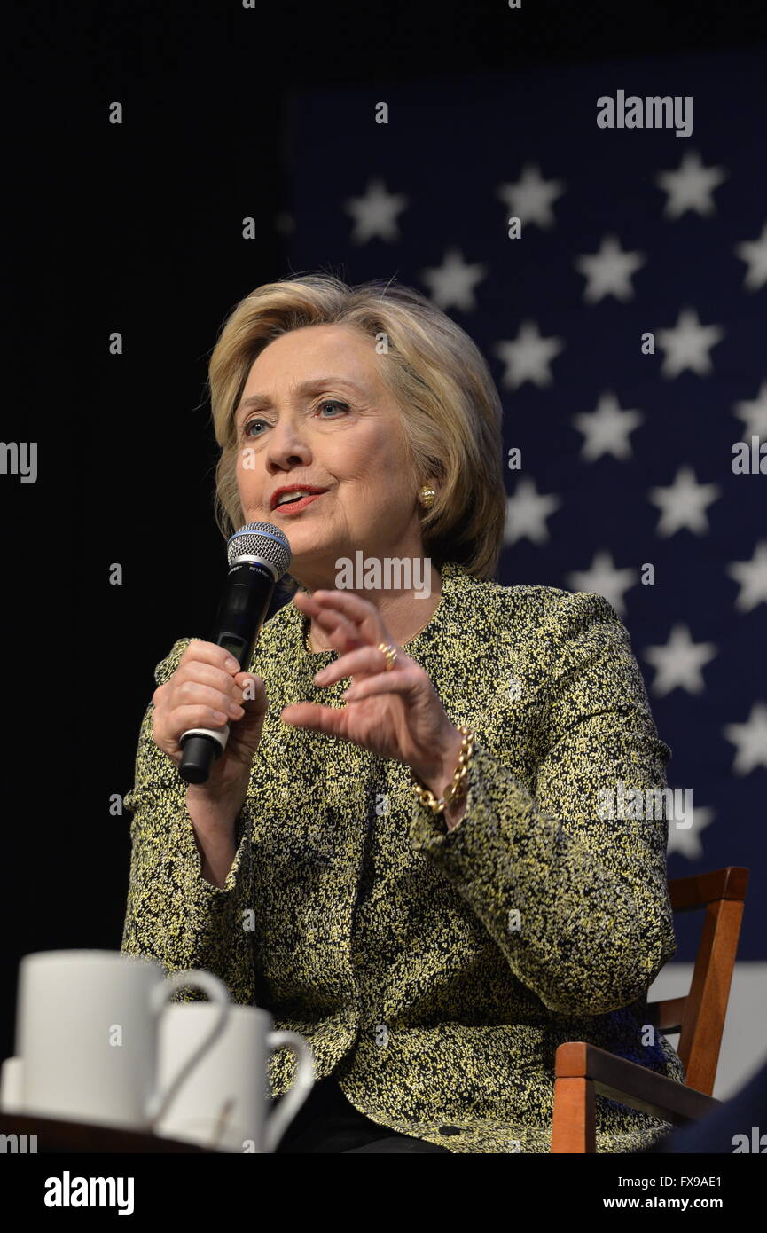 Port Washington, New York, USA. 11. April 2016. HILLARY CLINTON, führende primäre Präsidentschaftskandidat, hat eine Diskussion zur Pistole Gewaltprävention mit Rep S. Israel und Aktivisten, die Angehörige durch Shootings verloren. Die Aktivisten teilten ihre Geschichten von persönlichen Verlust und Hillary Clinton, der ehemalige Staatssekretär und US-Senator von New York, stärkere Waffe Gesetzgebung gefordert und schwor, auf die Waffenlobby NRA National Rifle Association. Bildnachweis: Ann E Parry/Alamy Live-Nachrichten Stockfoto