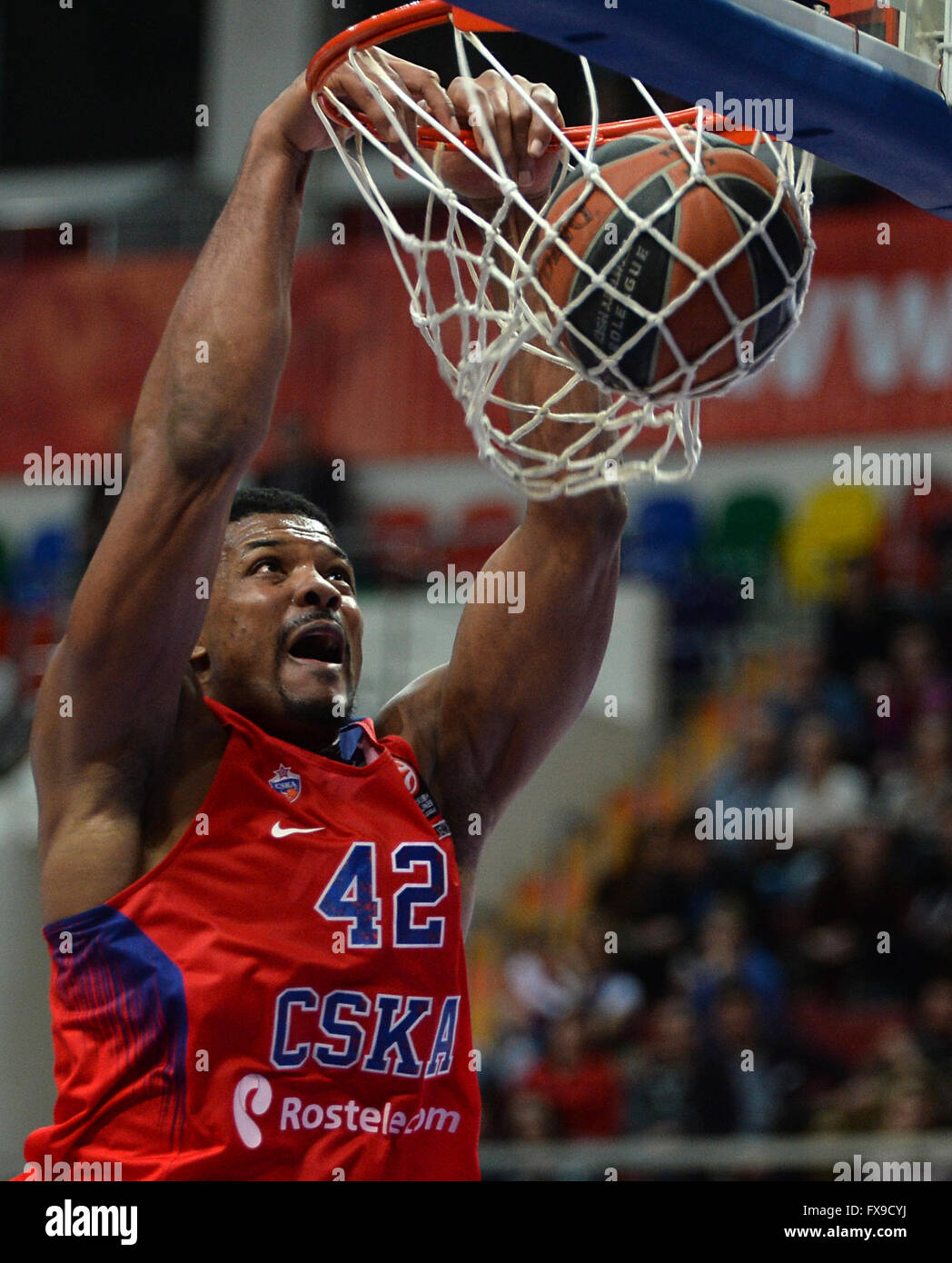 (160413)--Kyle Hines von CSKA punktet beim Euroleague Basketball-Playoff Spiel 1 zwischen ZSKA Moskau Russlands und Serbiens Crvena Zvezda Belgrad in Moskau, Russland, 12. April 2016. CSKA gewann 84-74. (Xinhua / Pavel Bednyakov) Stockfoto