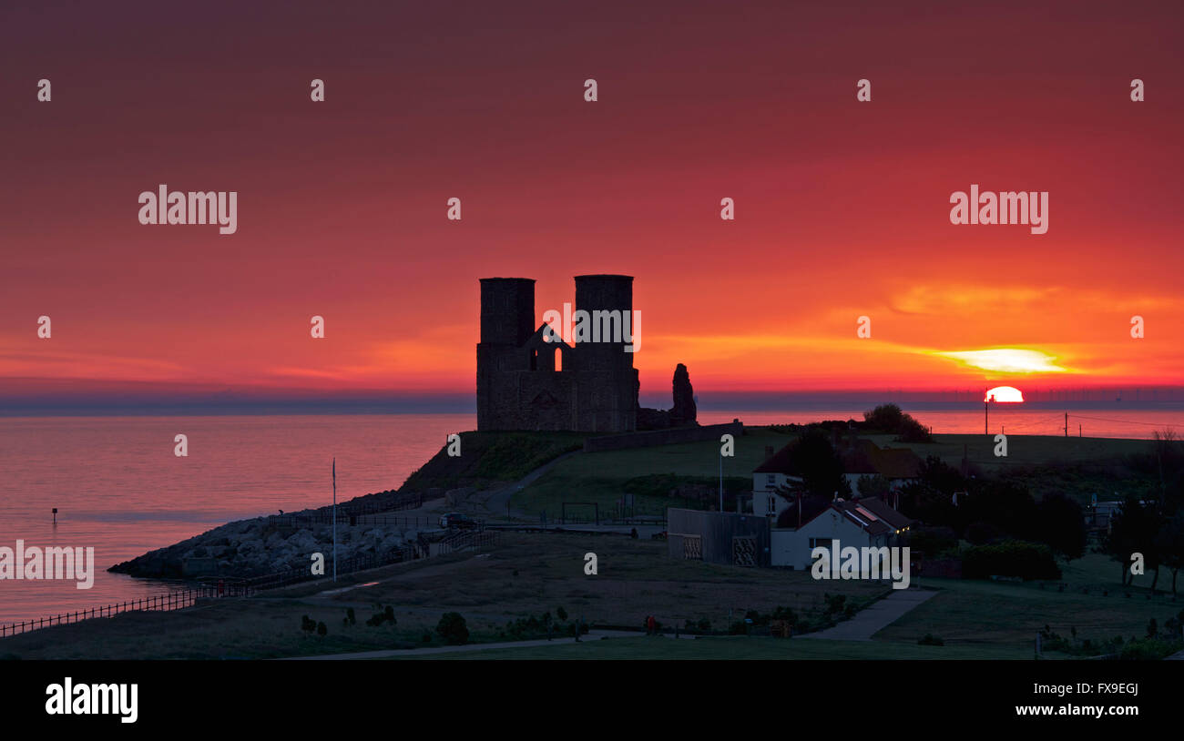 Reculver, Kent, UK.13th April 2016: UK Wetter. Roter Himmel am Morgen als Sonnenaufgang Silhouetten Reculver Türme, ruiniert eine alte Kirche gerettet vor dem Absturz ins Meer von Trinity House als Navigations Marker für Segler in den frühen 1800er Jahren. Prognosen sind für einen weiteren Tag der warmen Temperaturen von bis zu 16 C Credit: Alan Payton/Alamy Live News Stockfoto