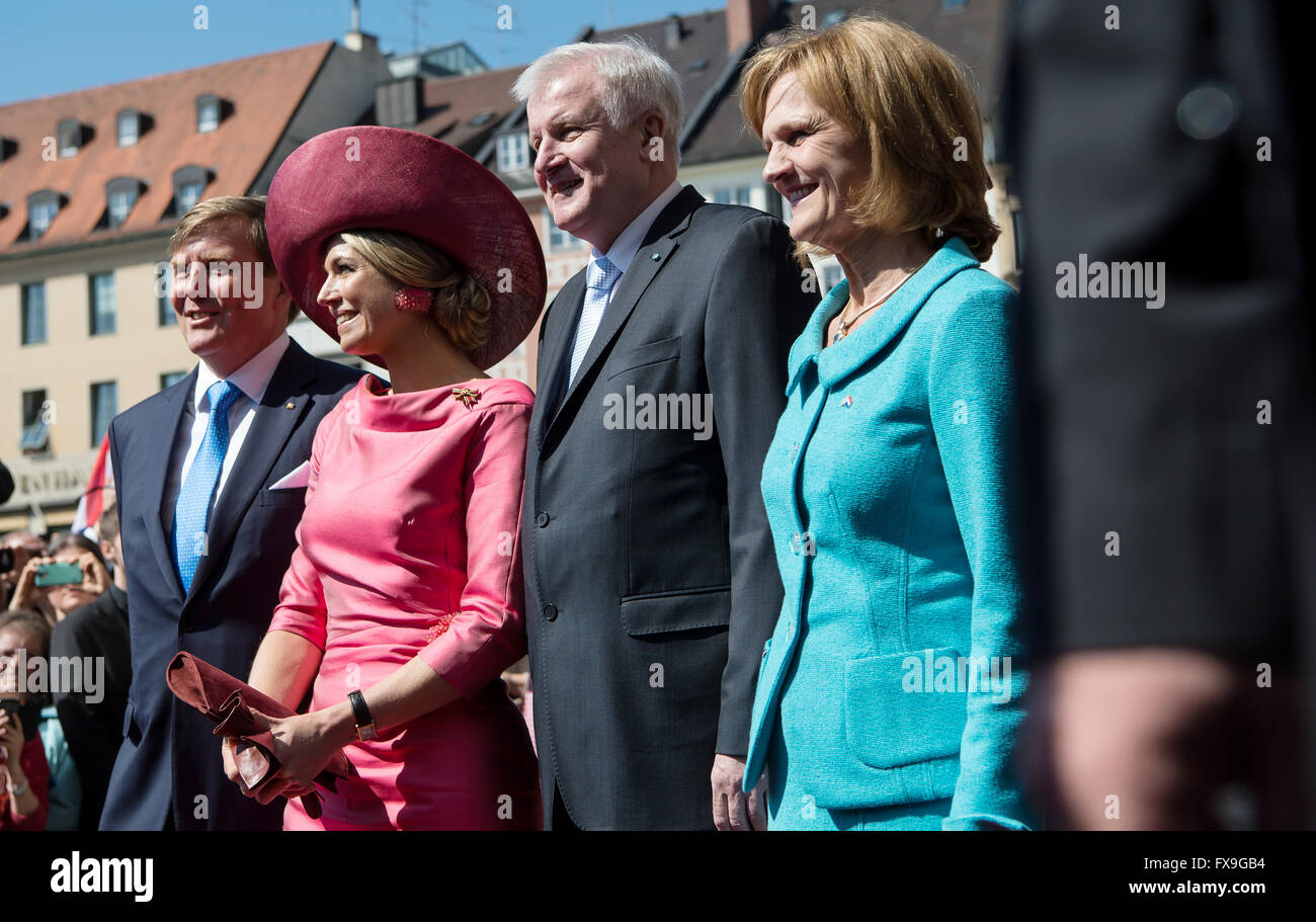 München, Deutschland. 13. April 2016. Bayerischen Ministerpräsidenten Horst Seehofer (CSU, R) und seiner Frau Karin (2. R) begrüßt Königin Maxima (3. R) der Niederlande und König Willem-Alexander (4. R) bei einem Besuch des niederländischen Königspaares in München, 13. April 2016. Das niederländische Königspaar ist zu einem zweitägigen Besuch in Bayern. Foto: SVEN HOPPE/Dpa/Alamy Live News Stockfoto