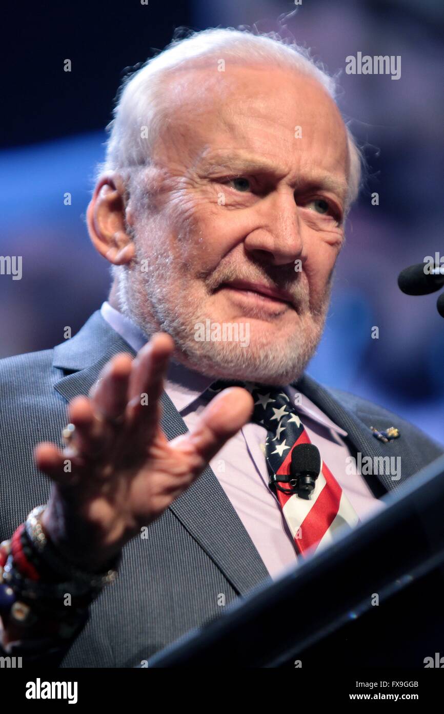 Phoenix, Arizona, USA. 12. April 2016. Ehemaligen Apollo-Astronaut Buzz Aldrin richtet sich die Teilnehmer des Gipfels 2016 Cloud gehostet von Ingram Micro im JW Marriott Desert Ridge Resort & Spa April 12, 2016 in Phoenix, Arizona. Aldrin war der Pilot der Mondlandefähre der Apollo 11-Mission und die zweite Person auf dem Mond spazieren gehen. © Planetpix/Alamy Live-Nachrichten Stockfoto
