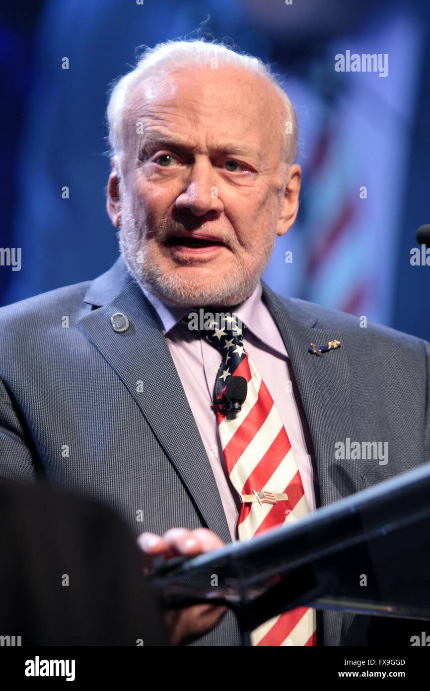 Phoenix, Arizona, USA. 12. April 2016. Ehemaligen Apollo-Astronaut Buzz Aldrin richtet sich die Teilnehmer des Gipfels 2016 Cloud gehostet von Ingram Micro im JW Marriott Desert Ridge Resort & Spa April 12, 2016 in Phoenix, Arizona. Aldrin war der Pilot der Mondlandefähre der Apollo 11-Mission und die zweite Person auf dem Mond spazieren gehen. © Planetpix/Alamy Live-Nachrichten Stockfoto