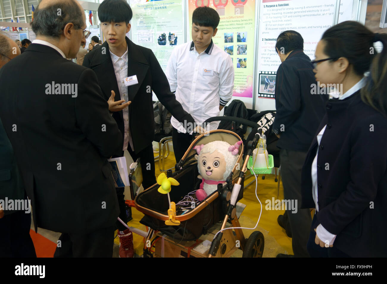 Genf, Schweiz. 13. April 2016. Chinesische Studenten präsentieren ihre Erfindung, ein High-Tech-Kinderwagen während der 44. internationalen Erfinder Messe in Genf, Schweiz, 13. April 2016. Foto: Anne-Sophie Gabriela Galli/Dpa/Alamy Live News Stockfoto