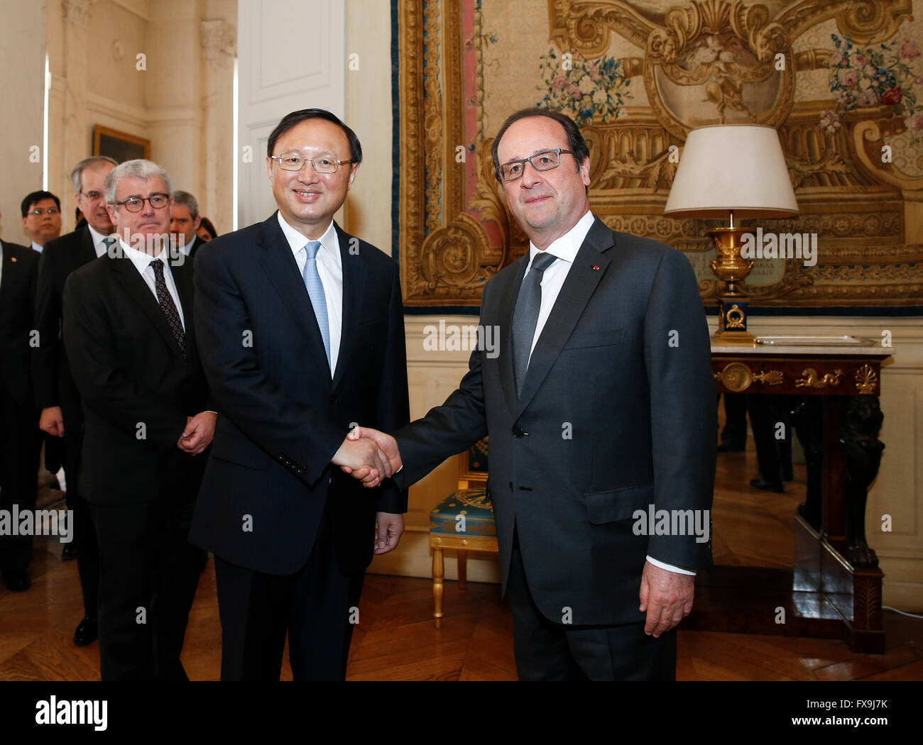 (160413)--PARIS, 13. April 2016 (Xinhua)--French President Francois Hollande (R) schüttelt Hände mit chinesischen Staat Hofrat Yang Jiechi im Elysee-Palast in Paris, Frankreich, 13. April 2016.  (Xinhua / Ye Pingfan) Stockfoto