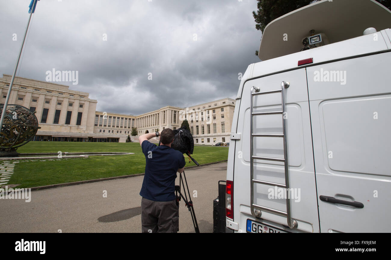 Genf, Schweiz. 13. April 2016. Ein Kameramann arbeitet vor dem Palast der Nationen, der Veranstaltungsort, das hosting der neuen Runde von Genf Friedensgespräche über Syrien, in Genf, Schweiz, 13. April 2016. Die zweite Phase des syrischen Friedensgespräche, die einen politischen Zweck für den fünf-Jahres-Konflikt vermitteln will soll hier am Mittwoch beginnen. © Xu Jinquan/Xinhua/Alamy Live-Nachrichten Stockfoto