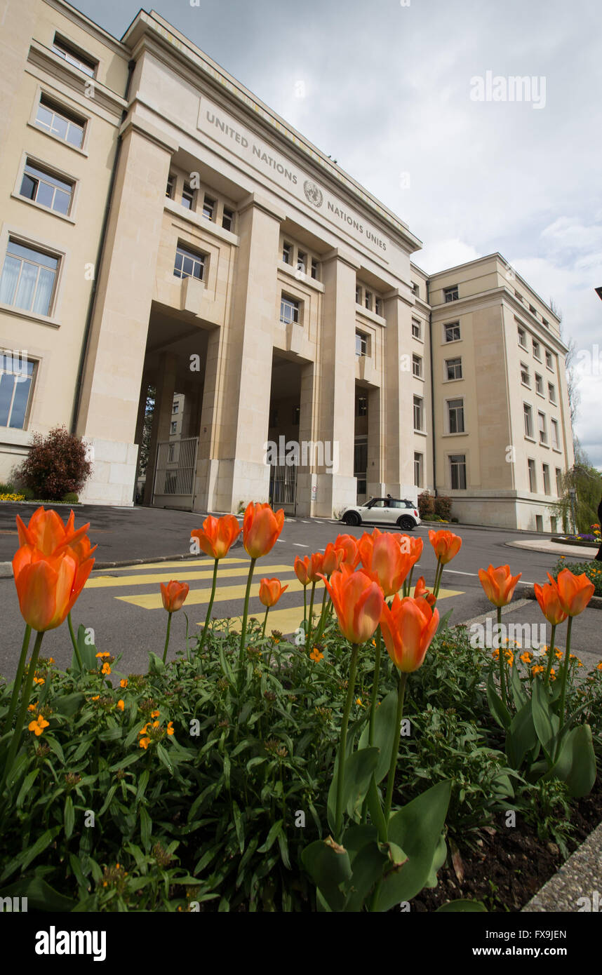 Genf. 13. April 2016. Foto aufgenommen am 13. April 2016 zeigt die Außenansicht der Palast der Nationen, der Veranstaltungsort, das hosting der neuen Runde von Genf Friedensgespräche über Syrien, in Genf, Schweiz. Die zweite Phase des syrischen Friedensgespräche, die einen politischen Zweck für den fünf-Jahres-Konflikt vermitteln will soll hier am Mittwoch beginnen. © Xu Jinquan/Xinhua/Alamy Live-Nachrichten Stockfoto