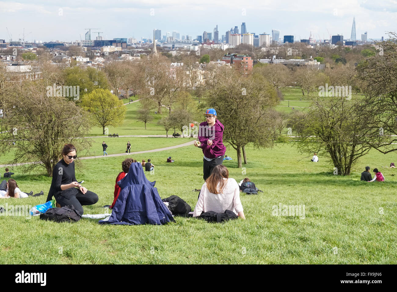 Menschen, die genießen Blick auf London Skyline von Primrose Hill, London England Vereinigtes Königreich UK Stockfoto