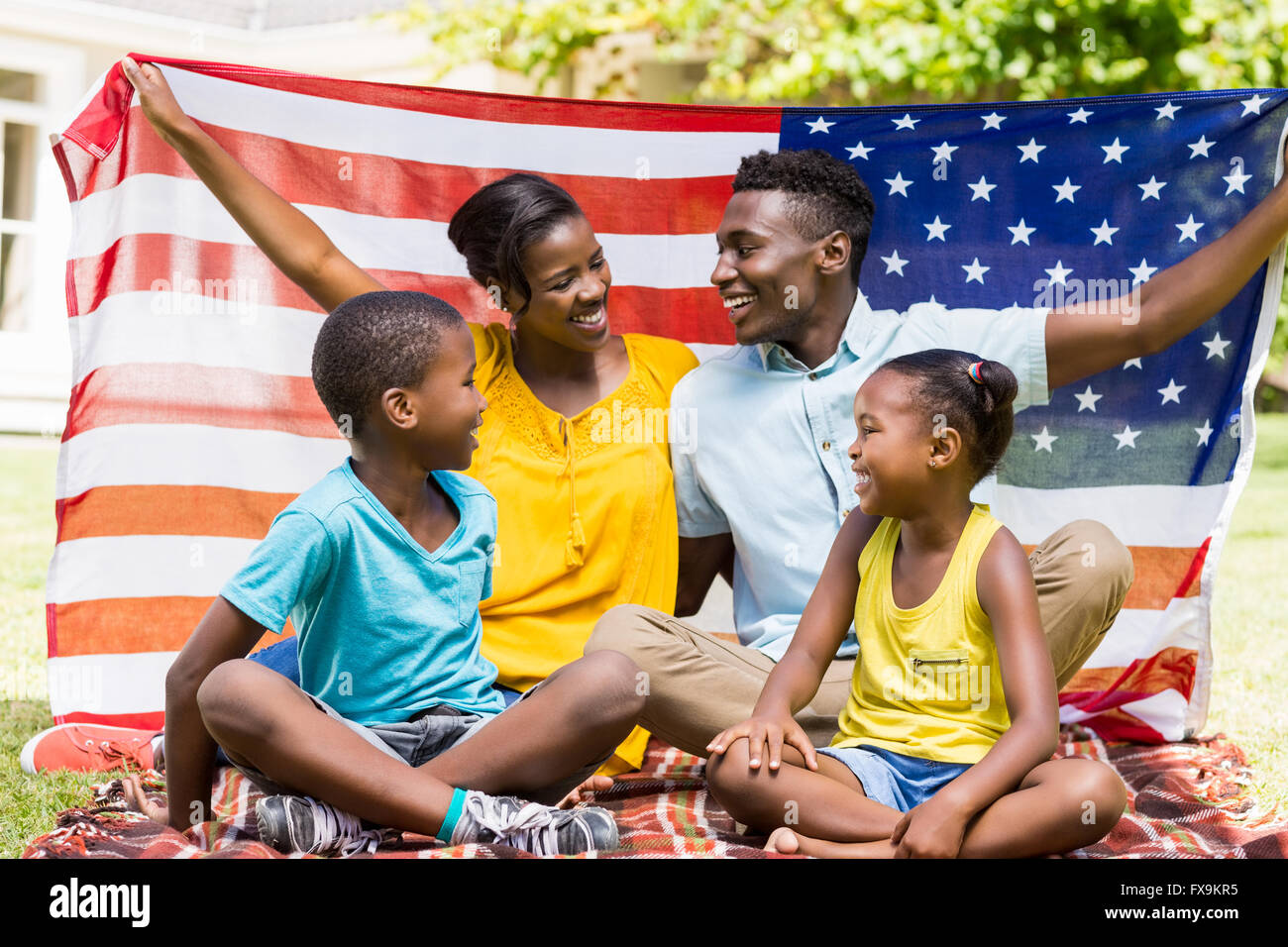 Glückliche Familie mit Usa-Flagge Stockfoto