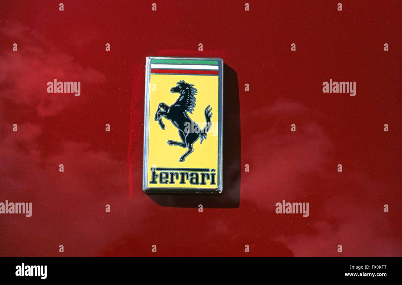 Abzeichen Sie auf Replikat 1960er Jahre Stil Ferrari California, Belsize Park, Nord-London Stockfoto