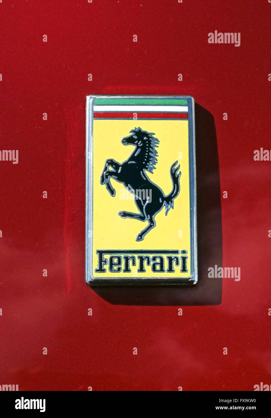 Abzeichen Sie auf Replikat 1960er Jahre Stil Ferrari California, Belsize Park, Nord-London Stockfoto