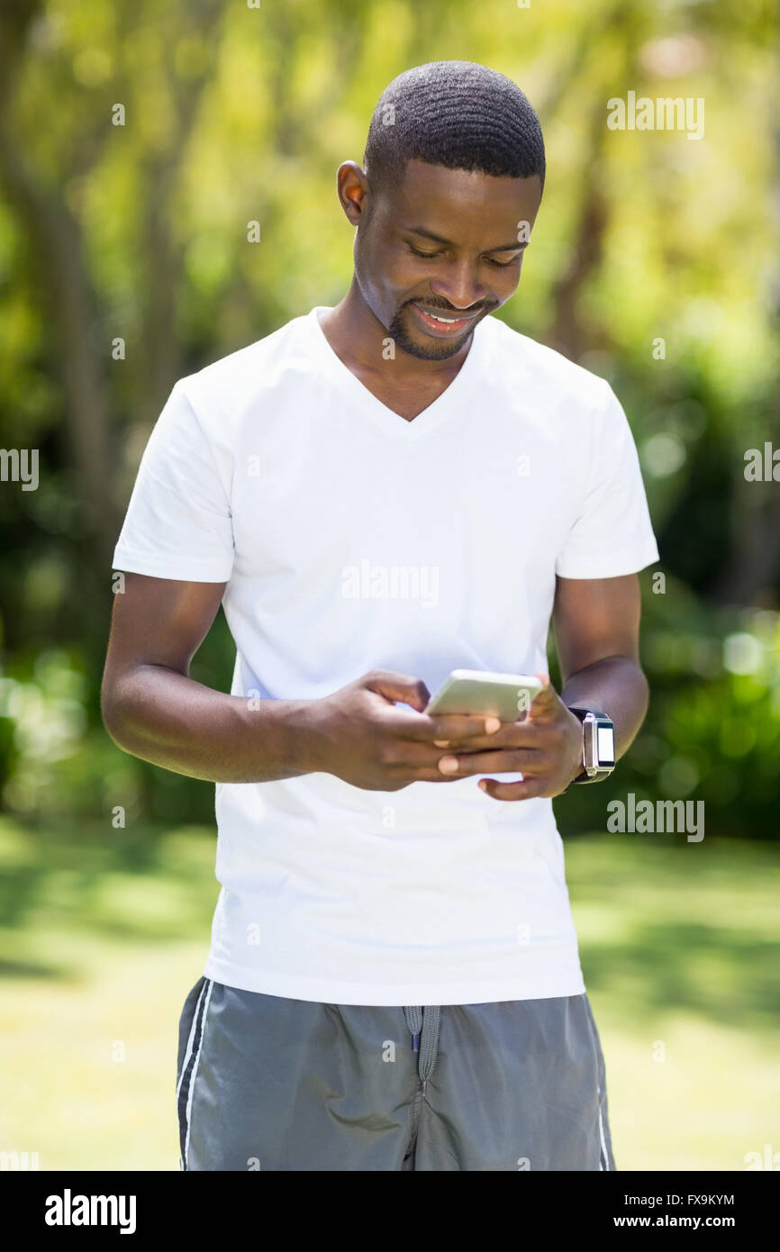 Glücklicher Mann mit seinem smartphone Stockfoto