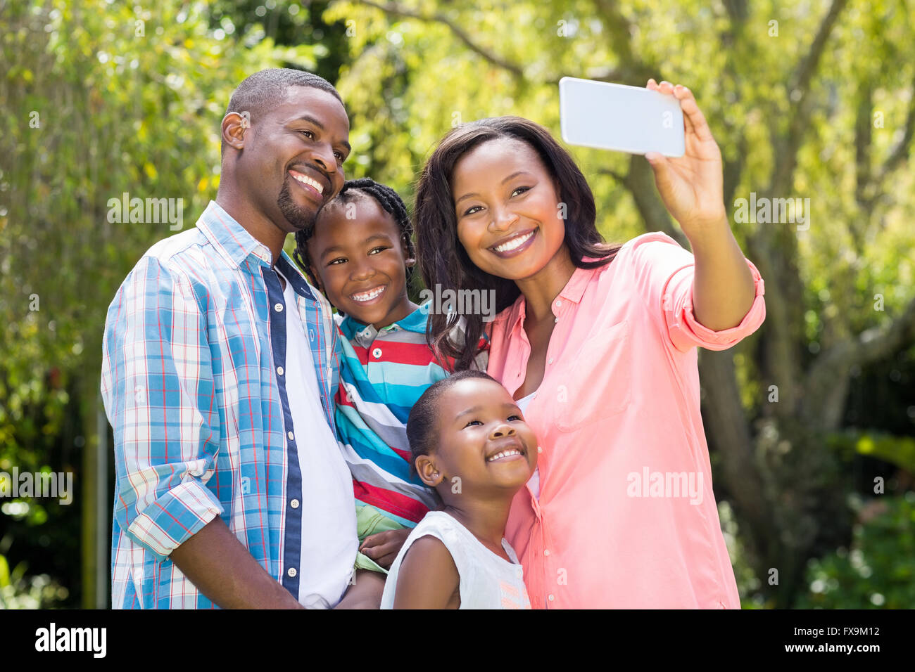 Glückliche Familie unter Bild Stockfoto