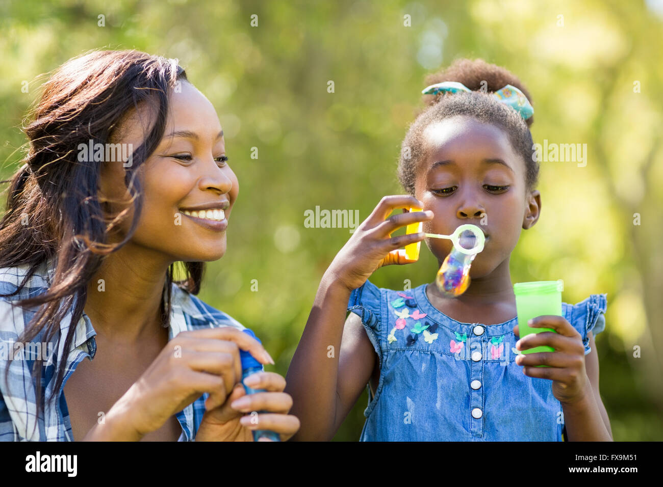 Glückliche Familie dabei Luftblasen Stockfoto