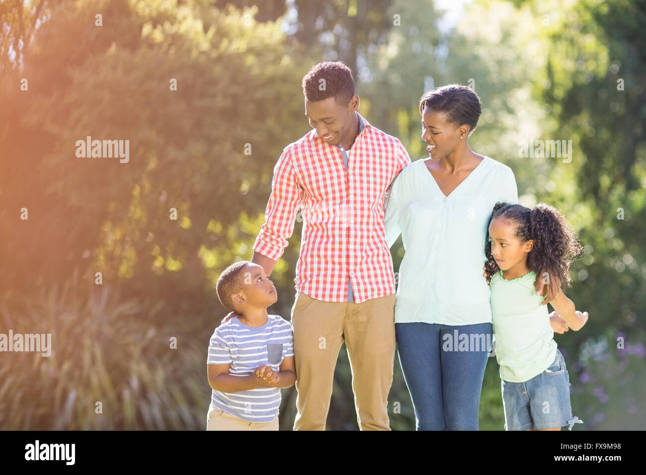 Glückliche Familie zusammen posieren Stockfoto
